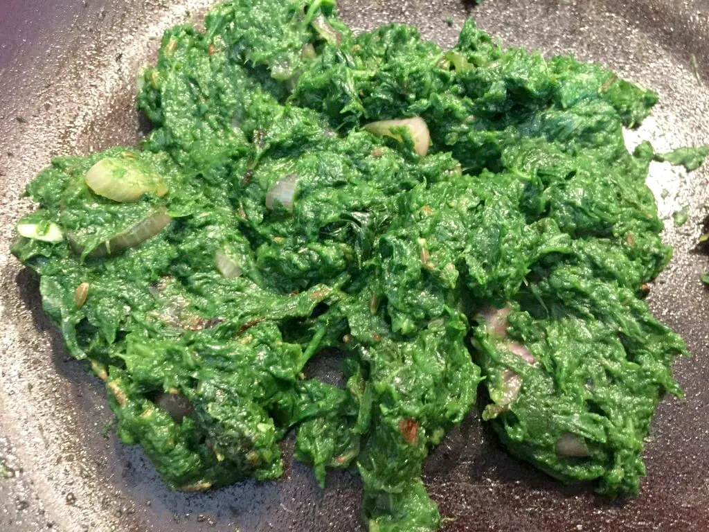 Make spinach paste to make spinach rice