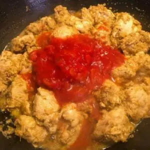 Add tomato to the chicken 