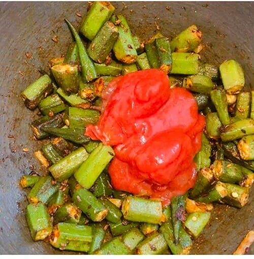 Add tomatoes to okra for okra curry
