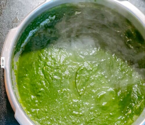 Spinach puree for homemade palak paneer