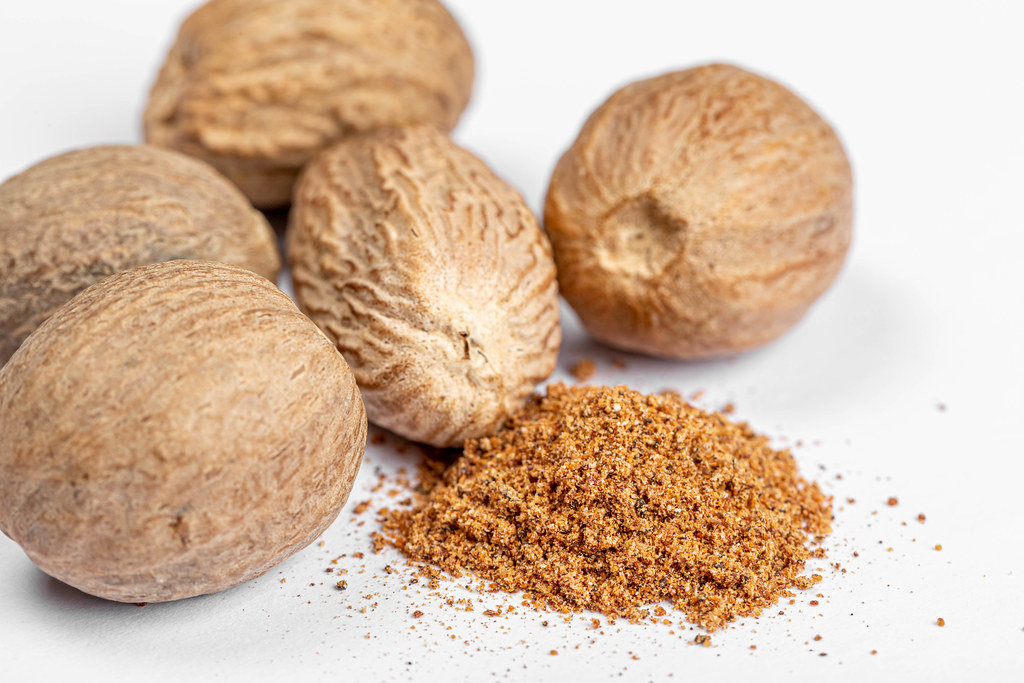Whole nutmeg with powder